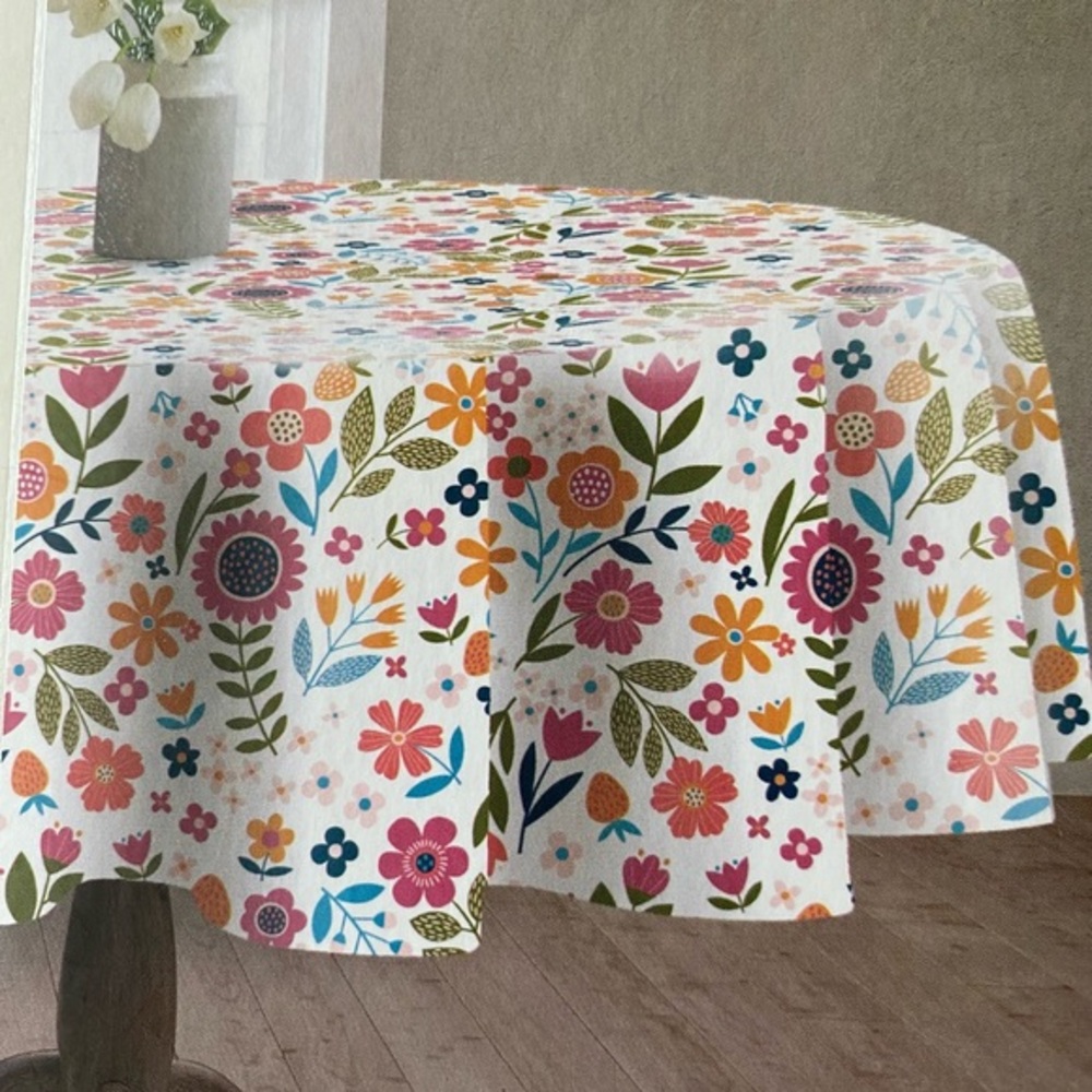 ADORABLE tablecloth by NORDSTROM 🌸 70inch diameter ( fits a variety of tables)